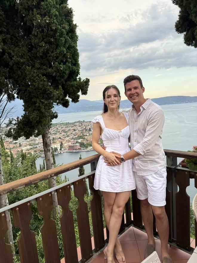 Toni mit seiner Freundin auf einem Balkon über dem Gardasee
